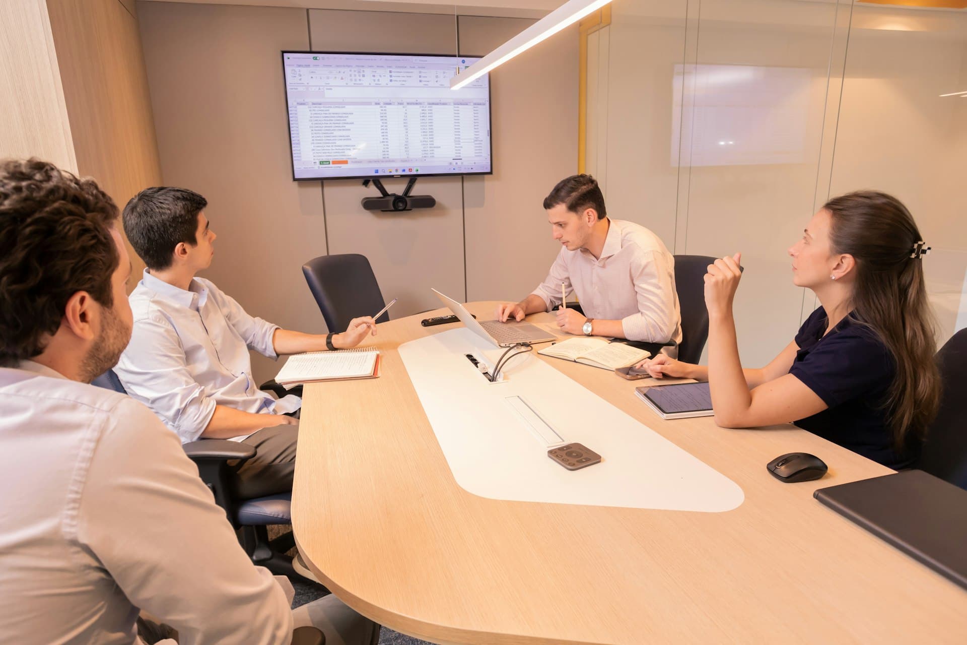 Cross-border leadership team in a post-merger integration working session